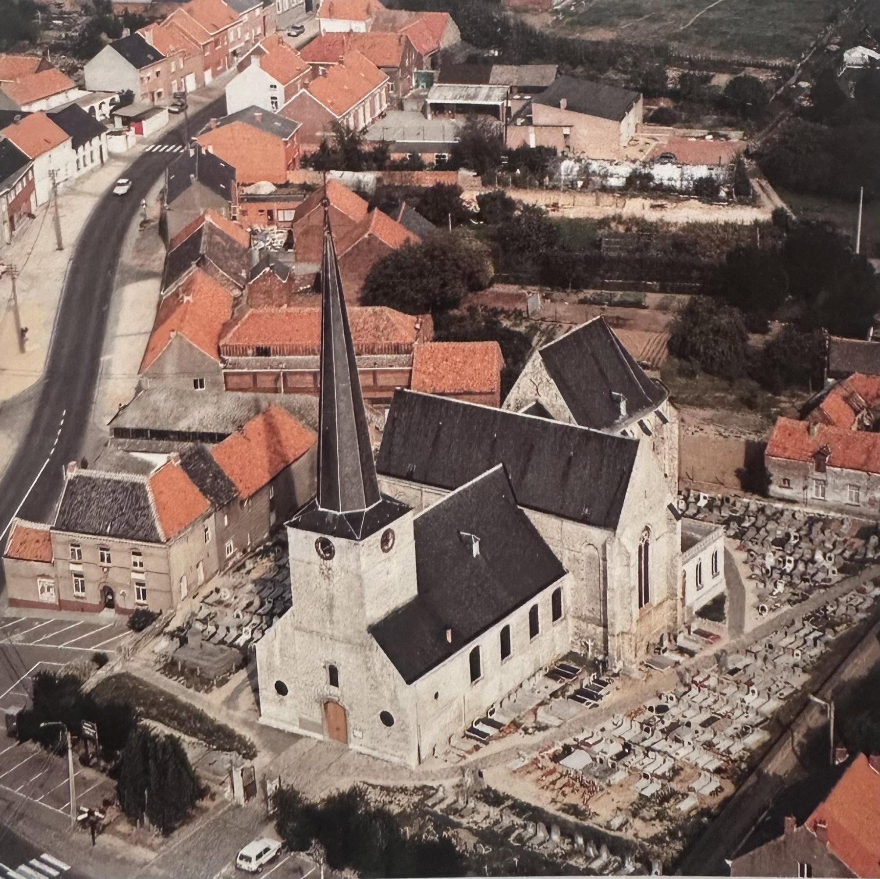 Het hart van Duisburg: het dorpsplein en de kerk.